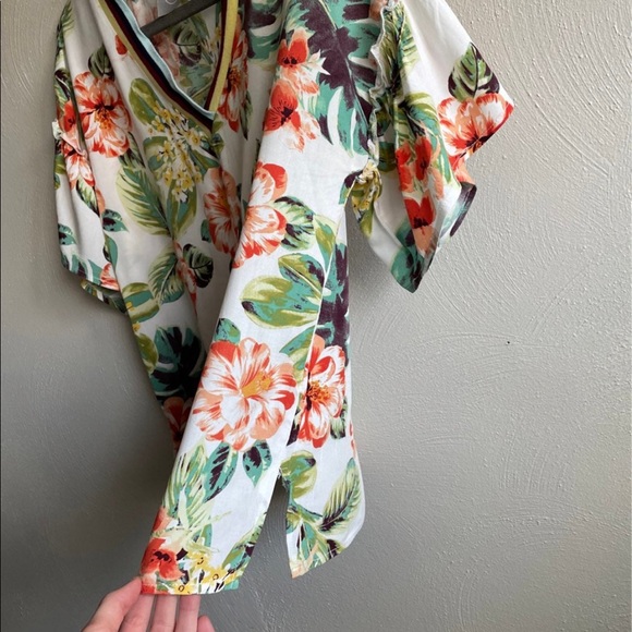 Hawaiian Floral Short Sleeve Flowy Top Size M - Picture 4 of 7
